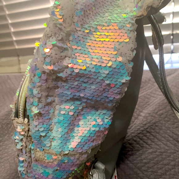 Cute backpack hi sequent on that it lips and it’s unicorn backpack - Picture 4 of 5